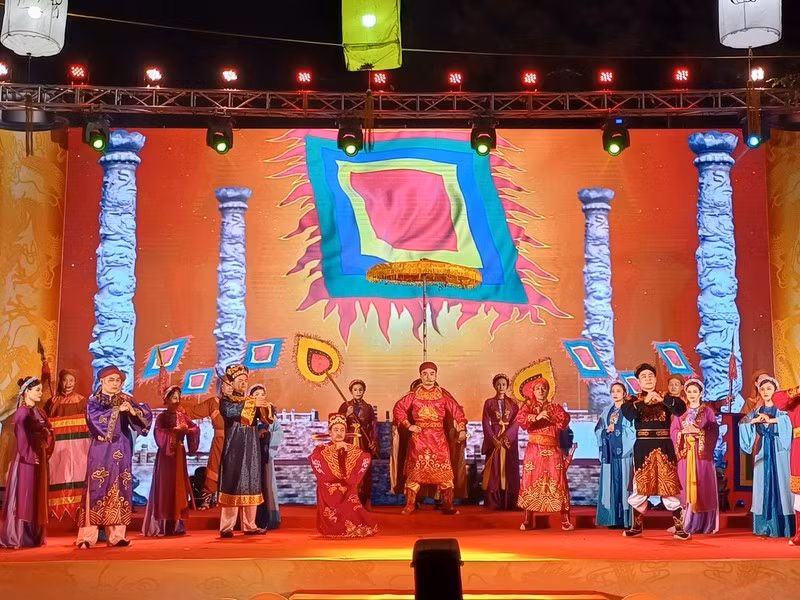 Biểu diễn nghệ thuật tái hiện lại hình tượng Anh hùng dân tộc, Vua Lê Thái Tổ đăng quang.