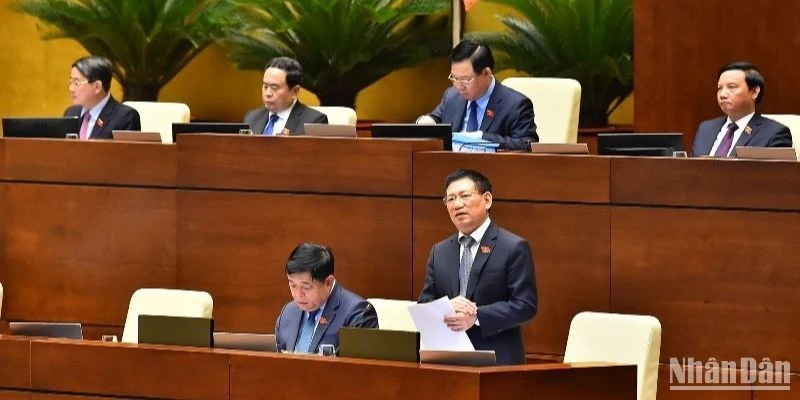 Bộ trưởng Tài chính Hồ Đức Phớc báo cáo giải trình, làm rõ một số vấn đề các đại biểu Quốc hội quan tâm.