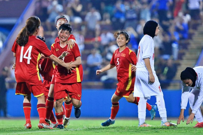 Nữ cầu thủ sinh năm 2004 - Ngọc Minh Chuyên nâng tỷ số lên 2-1.