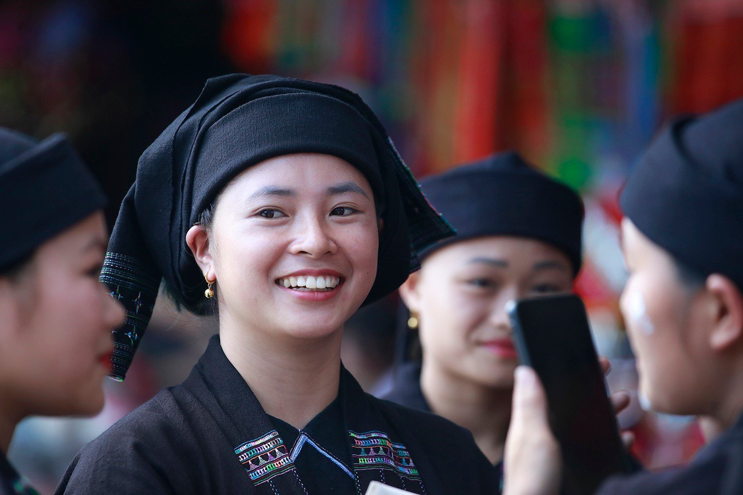 Nụ cười cô gái dân tộc La Chí trong ngày hội. IMG_20230603_230026.jpg