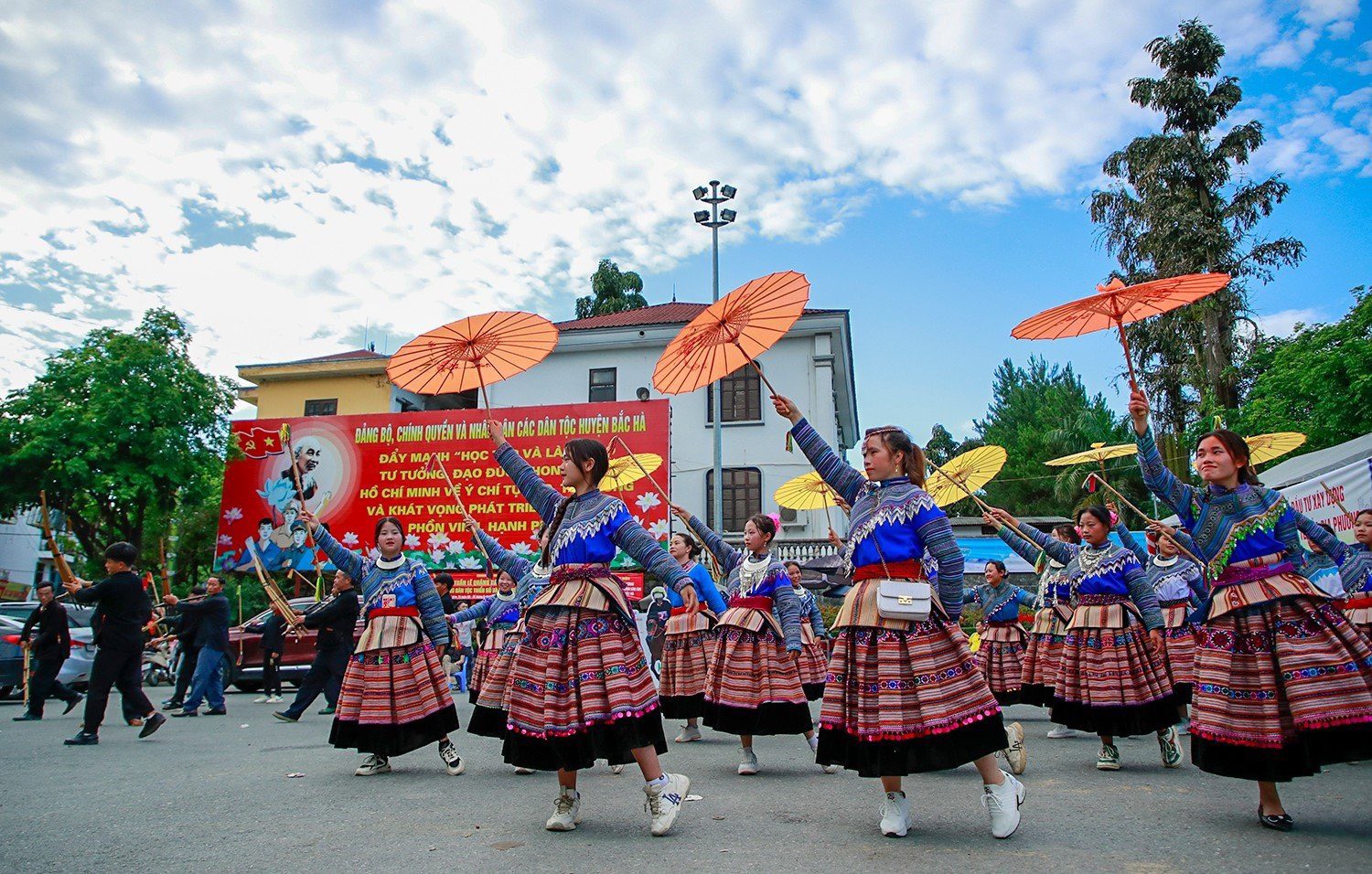 Màn múa gậy sinh tiền, múa khèn của dân tộc Mông. IMG_20230603_230027.jpg