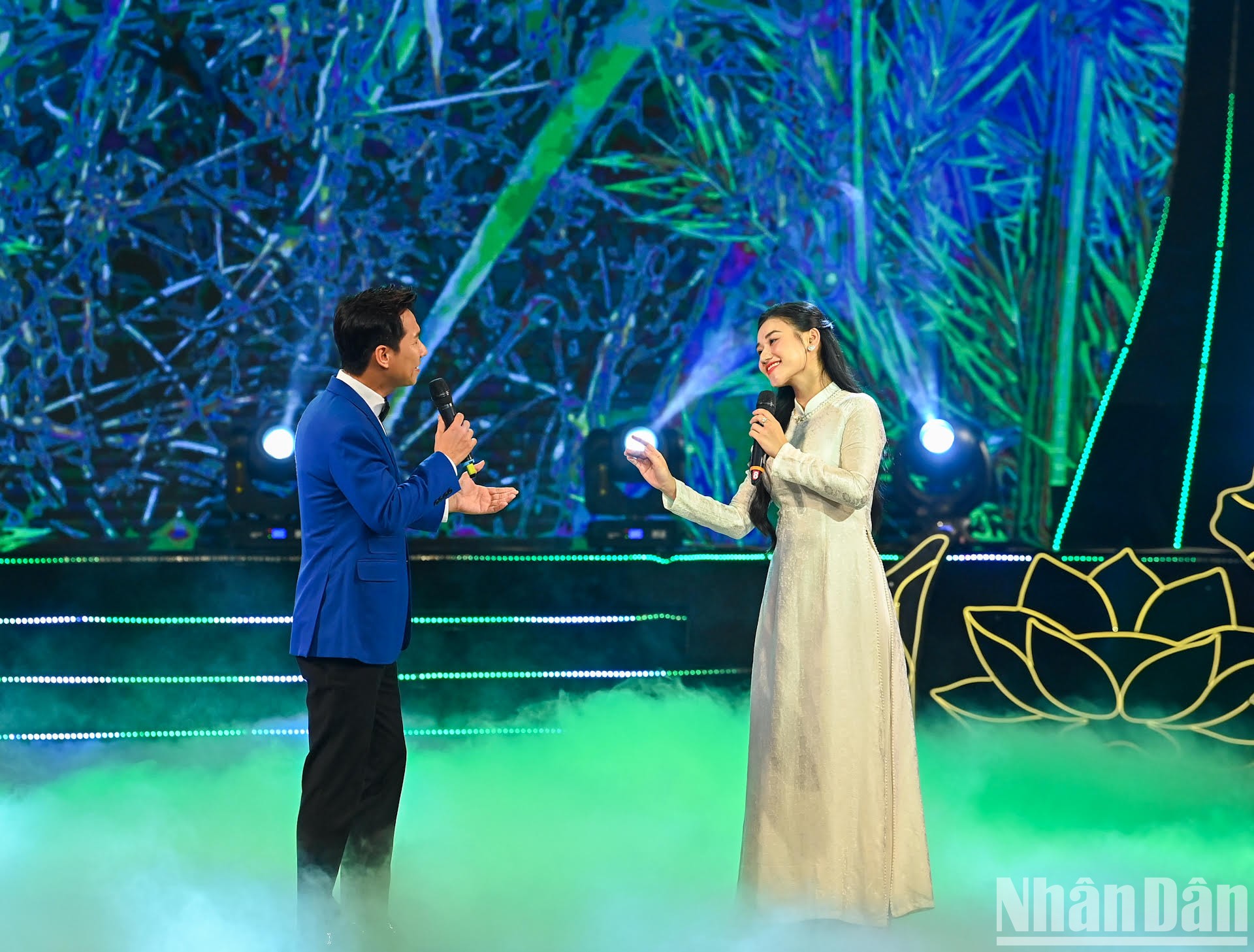 Tiết mục song ca của ca sĩ Lê Anh Dũng và ca sĩ Minh Ngọc với ca khúc “Đất nước tình yêu”. Tiết mục song ca của ca sĩ Lê Anh Dũng và ca sĩ Minh Ngọc với ca khúc “Đất nước tình yêu”.