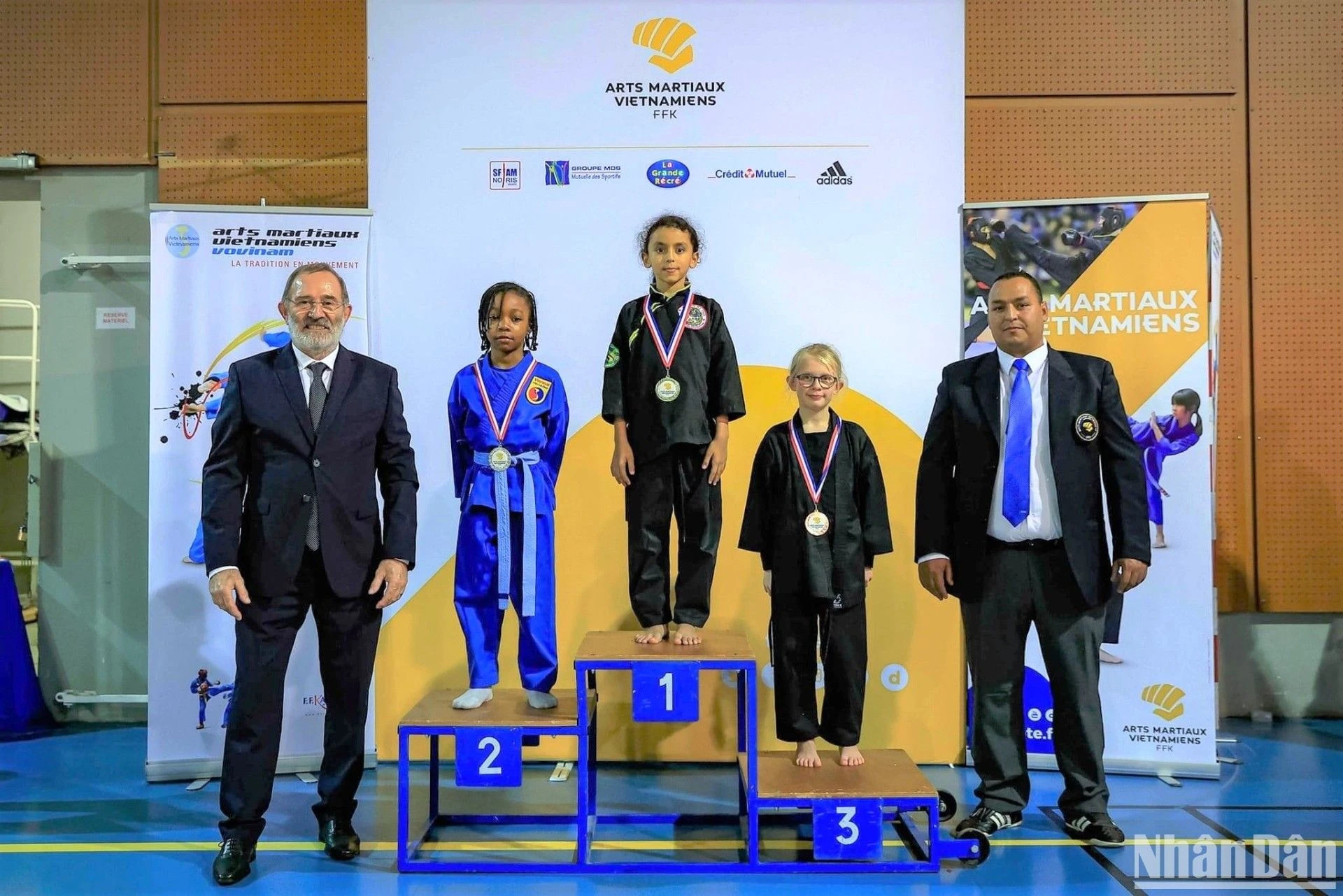 Võ sinh 9 tuổi người Pháp, Lyvannah Paruta (võ phục xanh) giành được huy chương bạc chỉ sau một năm theo học tại võ đường của võ sư Trương Thủy Tiên.