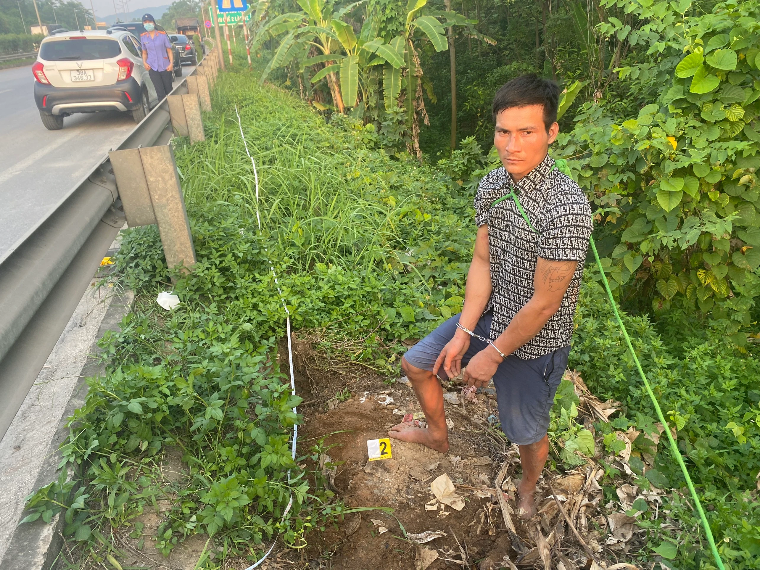 Ảnh 2. Địa điểm đối tượng trộm cắp thiết bị điện trên tuyến đường cao tốc Nội Bài - Lào Cai (1).jpg