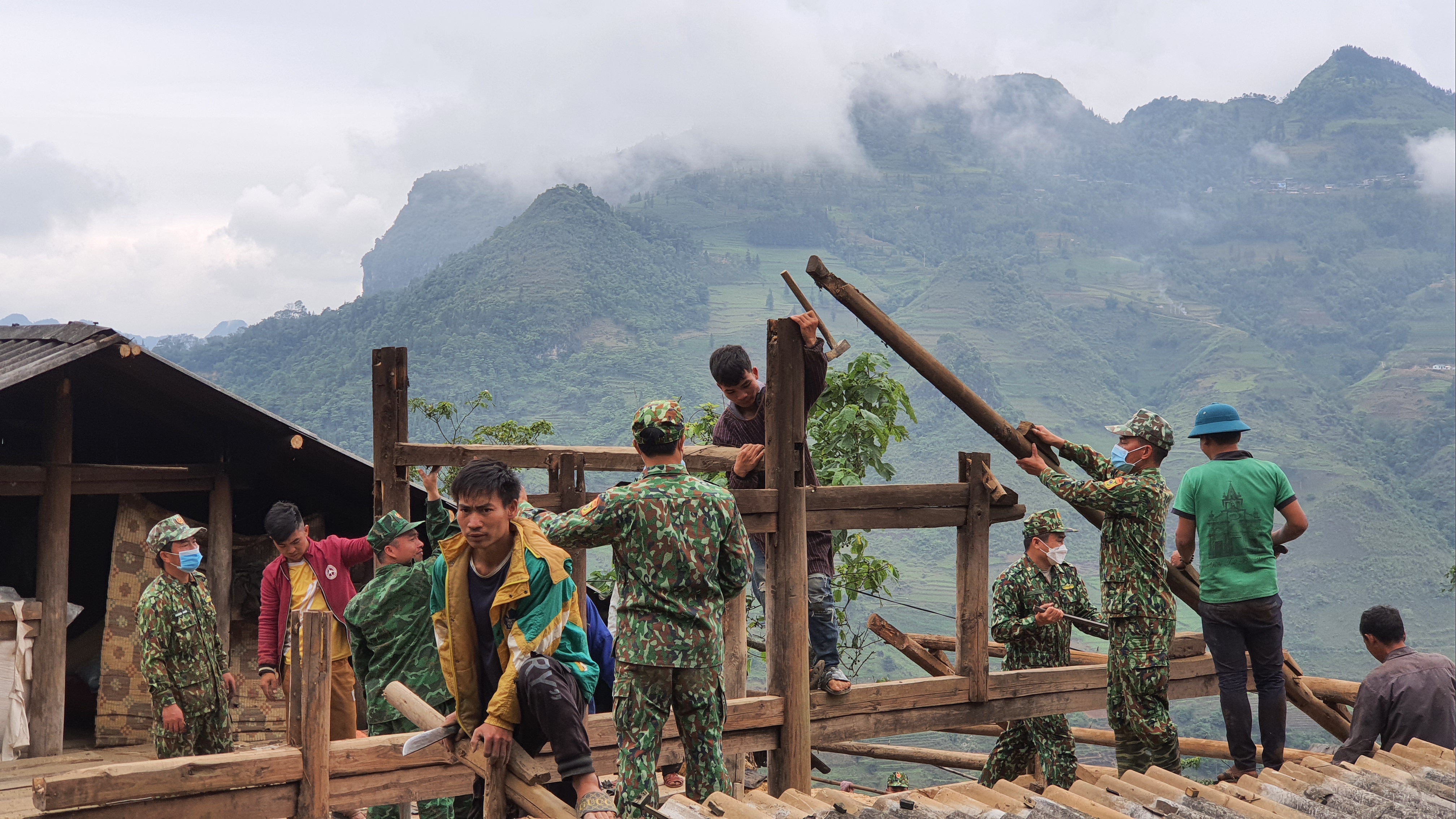 Đoàn viên thanh niên Đồn Biên phòng Tả Gia Khâu giúp nhân dân làm nhà. ĐOàn viên thanh niên Đồn BP Tả Gia Khâu giúp nhân dân làm nhà.jpg