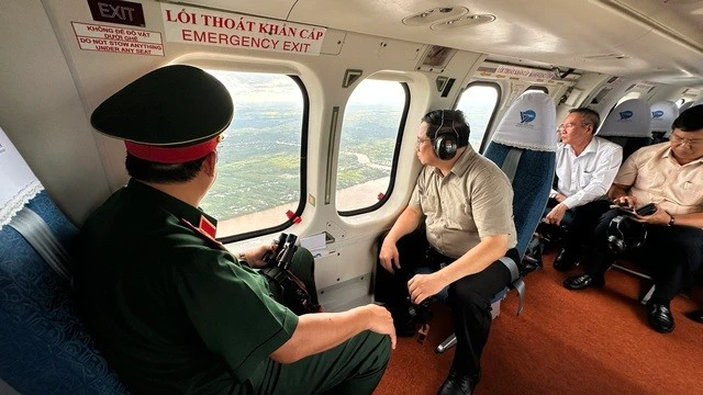 Thủ tướng thị sát từ trên trực thăng.