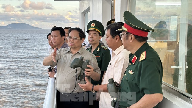 Thủ tướng Chính phủ Phạm Minh Chính khảo sát tình hình sạt lở tại Khu Du lịch Khai Long và Kênh Năm Ô Rô, xã Đất Mũi, tỉnh Cà Mau. Thủ tướng Chính phủ Phạm Minh Chính khảo sát tình hình sạt lở tại Khu Du lịch Khai Long và Kênh Năm Ô Rô, xã Đất Mũi, tỉnh Cà Mau.