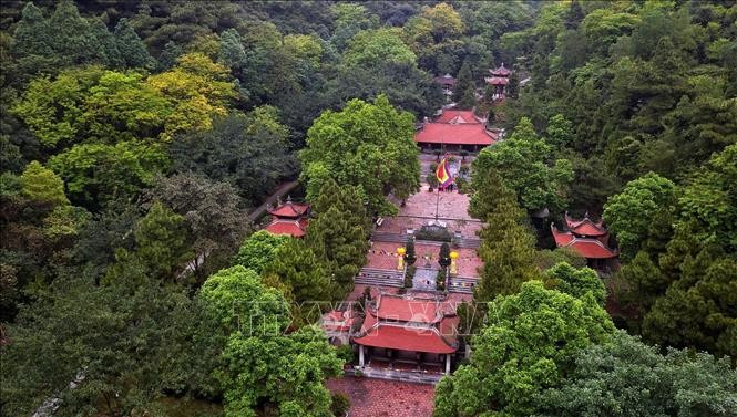 Điểm nổi bật trong Khu di tích danh thắng Côn Sơn là đền thờ Anh hùng dân tộc, Danh nhân văn hóa thế giới Nguyễn Trãi. Ngôi đền tọa lạc dưới chân núi Ngũ Nhạc, Kỳ Lân, tựa lưng vào Tổ Sơn tạo thành thế “tả thanh long, hữu bạch hổ”. Điểm nổi bật trong Khu di tích danh thắng Côn Sơn là đền thờ Anh hùng dân tộc, Danh nhân văn hóa thế giới Nguyễn Trãi. Ngôi đền tọa lạc dưới chân núi Ngũ Nhạc, Kỳ Lân, tựa lưng vào Tổ Sơn tạo thành thế “tả thanh long, hữu bạch hổ”.