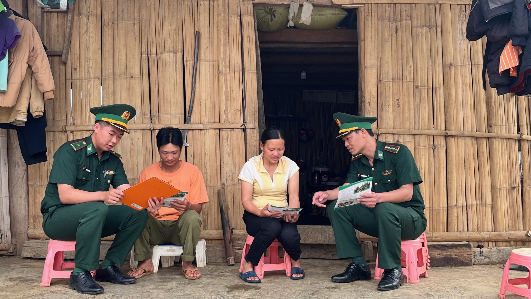 Cán bộ, đoàn viên Đồn Biên phòng Nậm Chảy tuyên truyền, vận động nhân dân không vượt biên giới trái phép. Cán bộ đoàn viên đồn Biên phòng Nậm Chẩy tuyên truyền vận động nhân dân không vượt biên giới trái phép.jpg