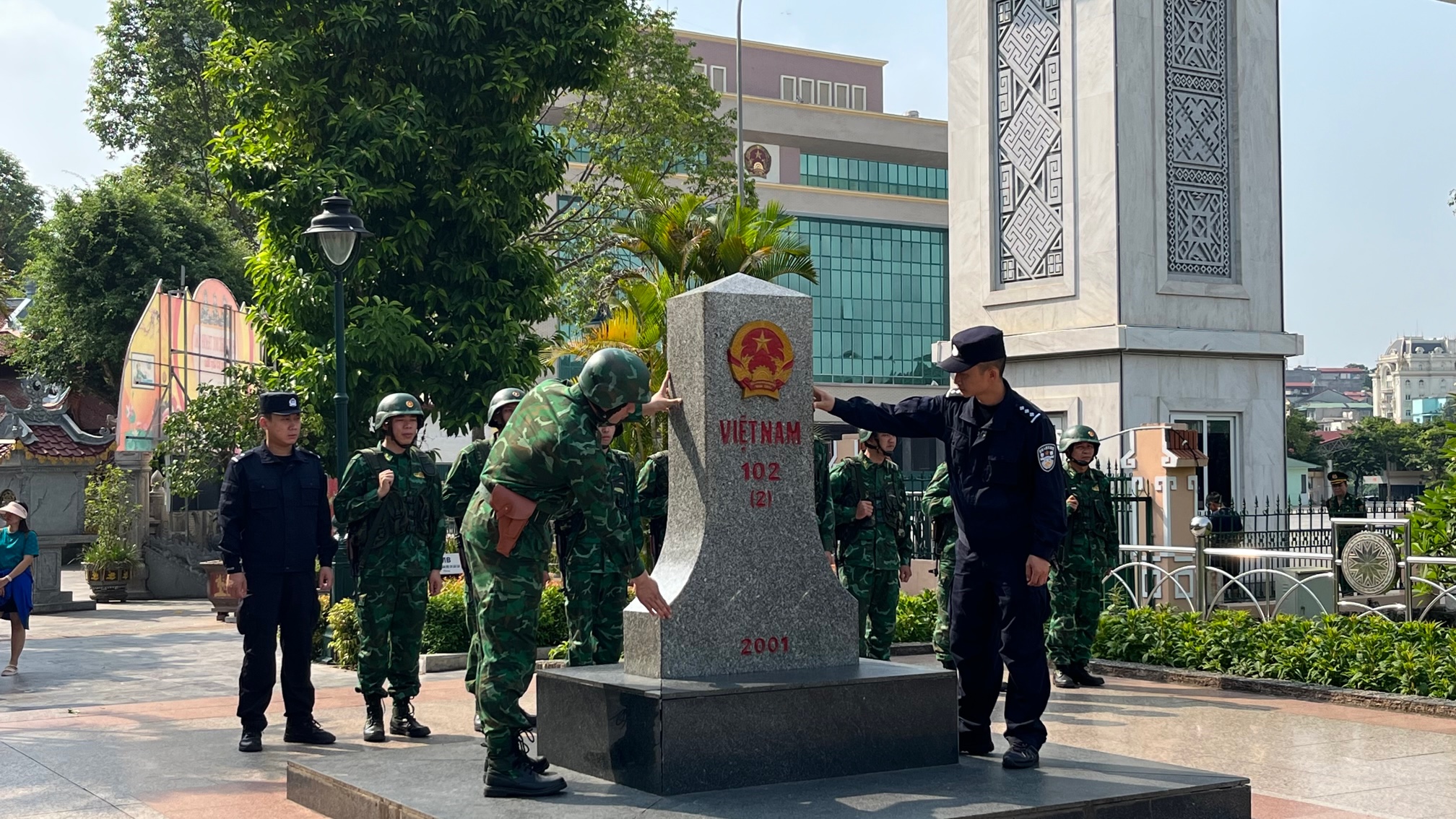 Cán bộ, đoàn viên Đồn Biên phòng Cửa khẩu Quốc tế Lào Cai phối hợp với Trạm Kiểm tra biên phòng xuất nhập cảnh Hà Khẩu (Trung Quốc) tuần tra liên hợp Cán bộ đoàn viên đồn BPCKQT Lào Cai phối hợp với Trạm kiểm tra biên phòng xuất nhập cảnh Hà Khẩu Trung Quốc tuần tra liên hợp.jpg