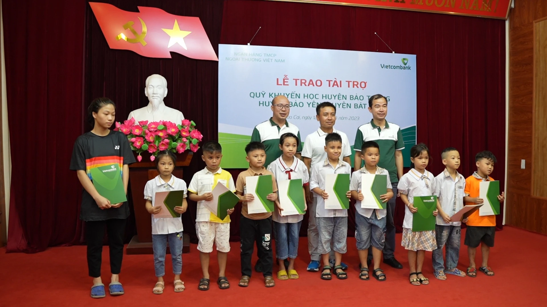 Trao quà cho các em học sinh có hoàn cảnh khó khăn.jpg