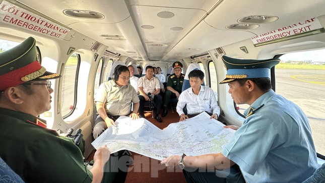 Thủ tướng Chính phủ Phạm Minh Chính và đoàn công tác lên máy bay trực thăng khảo sát tình hình sạt lở tại một số tỉnh vùng Đồng bằng sông Cửu Long. Thủ tướng Chính phủ Phạm Minh Chính và đoàn công tác lên máy bay trực thăng khảo sát tình hình sạt lở tại một số tỉnh vùng Đồng bằng sông Cửu Long.