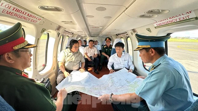 Thủ tướng Chính phủ Phạm Minh Chính và đoàn công tác lên máy bay trực thăng khảo sát tình hình sạt lở tại một số tỉnh vùng Đồng bằng sông Cửu Long.