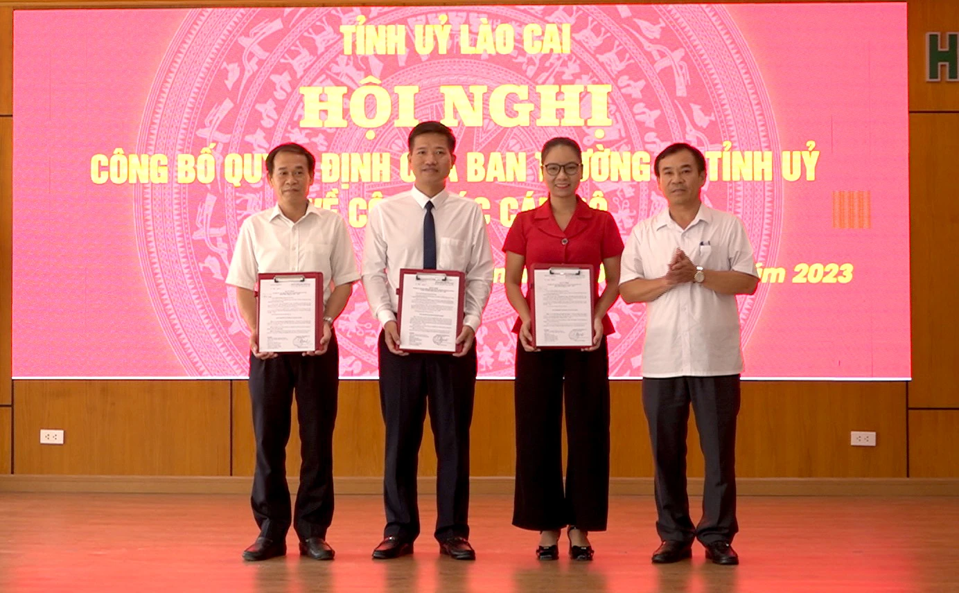 Đồng chí Phạm Toàn Thắng, Ủy viên Ban Thường vụ, Trưởng Ban Tổ chức Tỉnh ủy trao Quyết định của Ban Thường vụ Tỉnh ủy cho các đồng chí được điều động, chỉ định..jpg