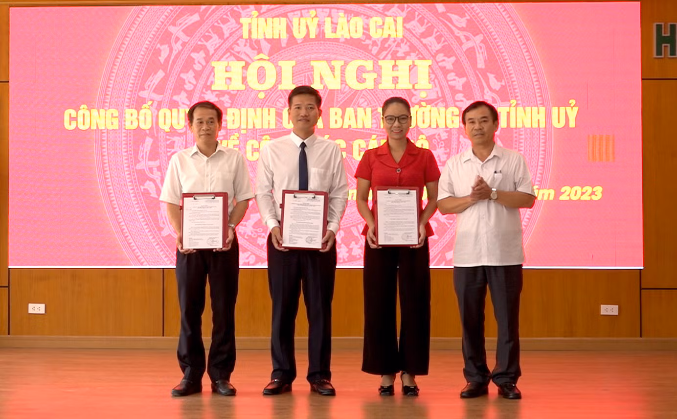 Đồng chí Phạm Toàn Thắng, Ủy viên Ban Thường vụ, Trưởng Ban Tổ chức Tỉnh ủy trao Quyết định của Ban Thường vụ Tỉnh ủy cho các đồng chí được điều động, chỉ định..jpg