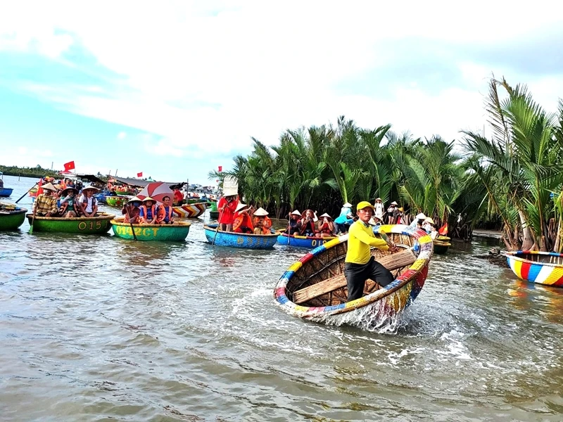 Tại ngã ba sông, du khách sẽ có cơ hội chiêm ngưỡng mà múa thúng điệu nghệ của người chèo thuyền.