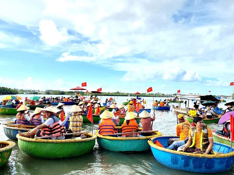 Không gian sông nước rực rỡ cờ đỏ sao vàng.