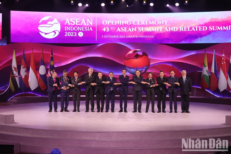 Thủ tướng Phạm Minh Chính và các nhà lãnh đạo ASEAN chụp ảnh lưu niệm tại Lễ khai mạc Hội nghị Cấp cao ASEAN lần thứ 43. Thủ tướng Phạm Minh Chính và các nhà lãnh đạo ASEAN chụp ảnh lưu niệm tại Lễ khai mạc Hội nghị Cấp cao ASEAN lần thứ 43.