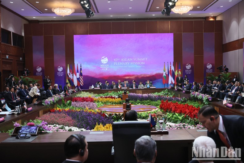 Quang cảnh Phiên toàn thể Hội nghị Cấp cao ASEAN lần thứ 43. Quang cảnh Phiên toàn thể Hội nghị Cấp cao ASEAN lần thứ 43.