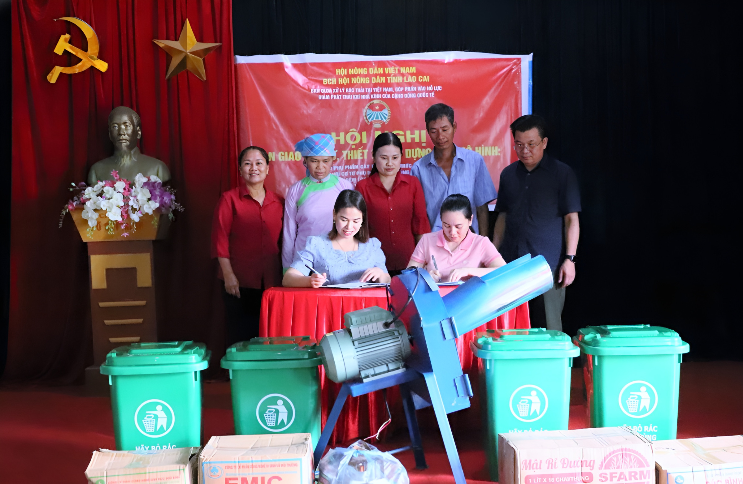 Trao tặng máy băm phụ phẩm nông nghiệp, chế phẩm sinh học ủ phân hữu cơ. 3.png