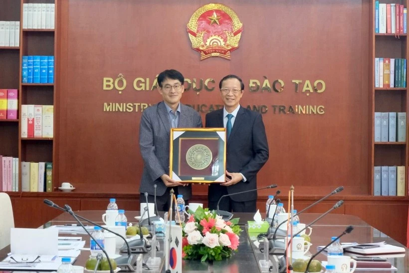 Thứ trưởng Bộ GD&amp;ĐT Phạm Ngọc Thưởng (phải) và Chủ tịch Viện Hợp tác phát triển giáo dục APEC Park Dong Sun trao quà lưu niệm.