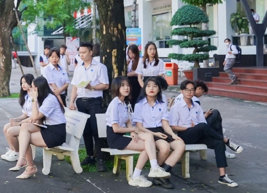 Sinh viên trường Đại học Công nghiệp Thực phẩm Thành phố Hồ Chí Minh. Sinh viên trường Đại học Công nghiệp Thực phẩm Thành phố Hồ Chí Minh.