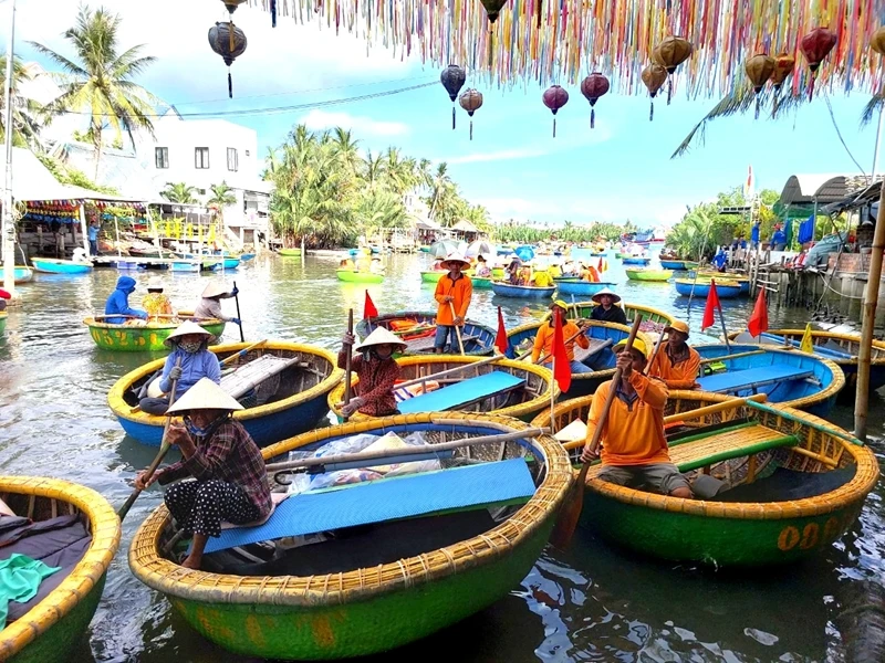 Ngồi trên thuyền thúng, xuôi dòng Thu Bồn, du khách sẽ bắt đầu khám phá vẻ đẹp kỳ thú nơi đây.