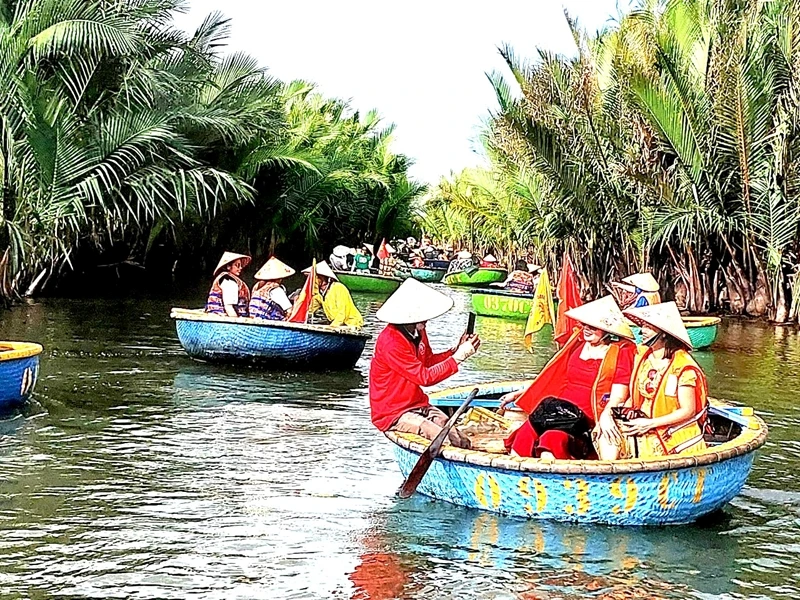 Khu du lịch sinh thái này mỗi năm đón hàng vạn lượt du khách mọi miền đến khám phá, trải nghiệm.