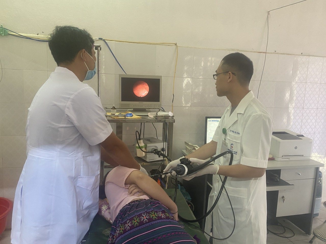 Bác sỹ Bệnh viện Đại học Y Hà Nội hỗ trợ tại Trung tâm Y tế huyện Si Ma Cai. anh 1 tin ho tro.jpg