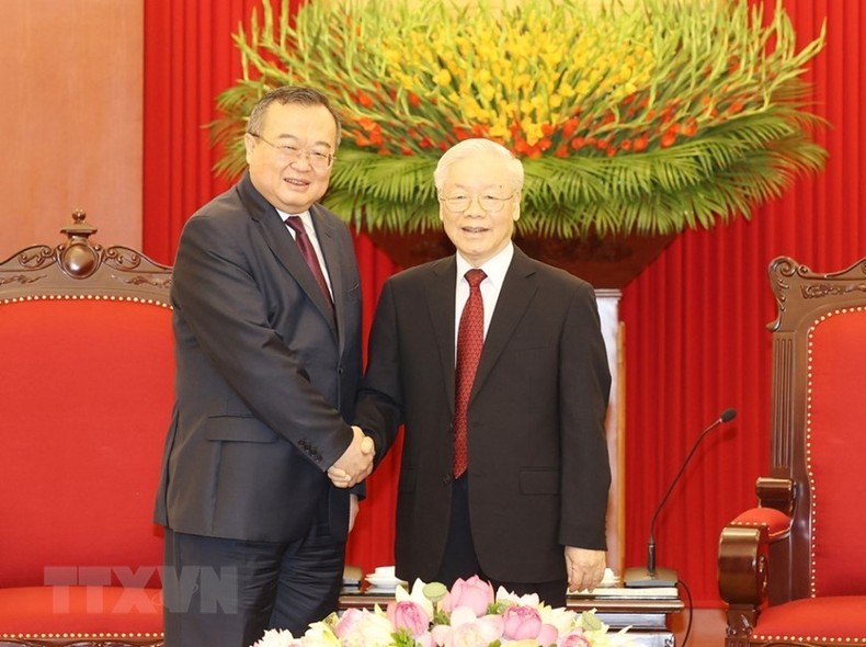 Tổng Bí thư Nguyễn Phú Trọng bắt tay Trưởng Ban Liên lạc Đối ngoại Trung ương Đảng Cộng sản Trung Quốc Lưu Kiến Siêu. Tổng Bí thư Nguyễn Phú Trọng bắt tay Trưởng Ban Liên lạc Đối ngoại Trung ương Đảng Cộng sản Trung Quốc Lưu Kiến Siêu.