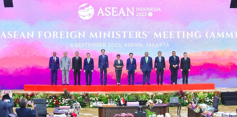 Hội nghị Bộ trưởng Ngoại giao Hiệp hội các quốc gia Đông Nam Á (ASEAN) đã khai mạc tại Jakarta, trước thềm Hội nghị cấp cao ASEAN lần thứ 43 và các Hội nghị cấp cao liên quan. Hội nghị Bộ trưởng Ngoại giao Hiệp hội các quốc gia Đông Nam Á (ASEAN) đã khai mạc tại Jakarta, trước thềm Hội nghị cấp cao ASEAN lần thứ 43 và các Hội nghị cấp cao liên quan.