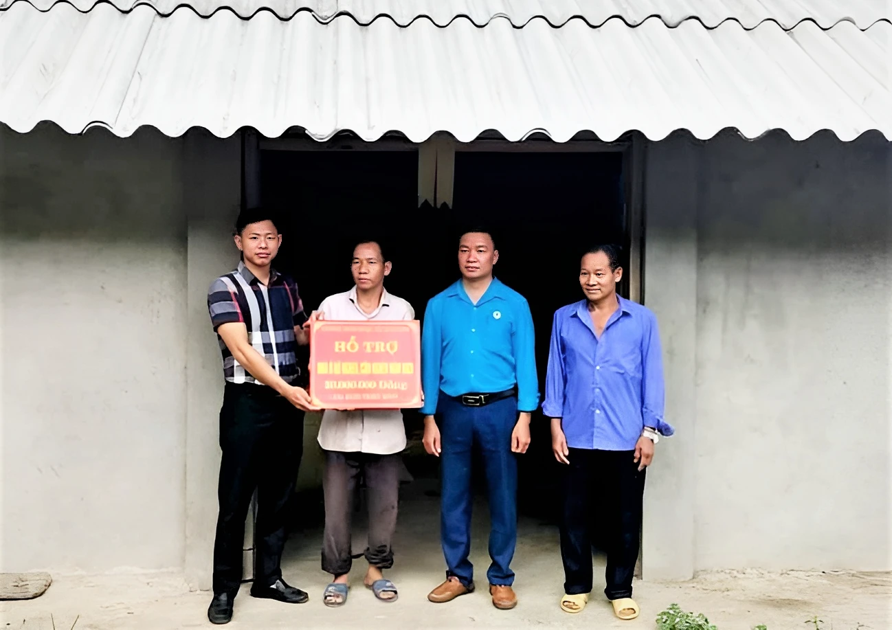 trao tiền hỗ trợ nhà cho hộ nghèo.jpg