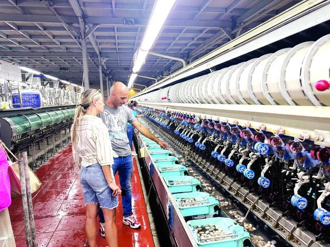 Khách hàng châu Âu ghé thăm thực tế nhà máy ươm tơ của Nam Ban Silk