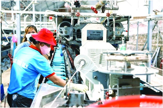 Công nhân sản xuất tại nhà máy Nam Ban Silk