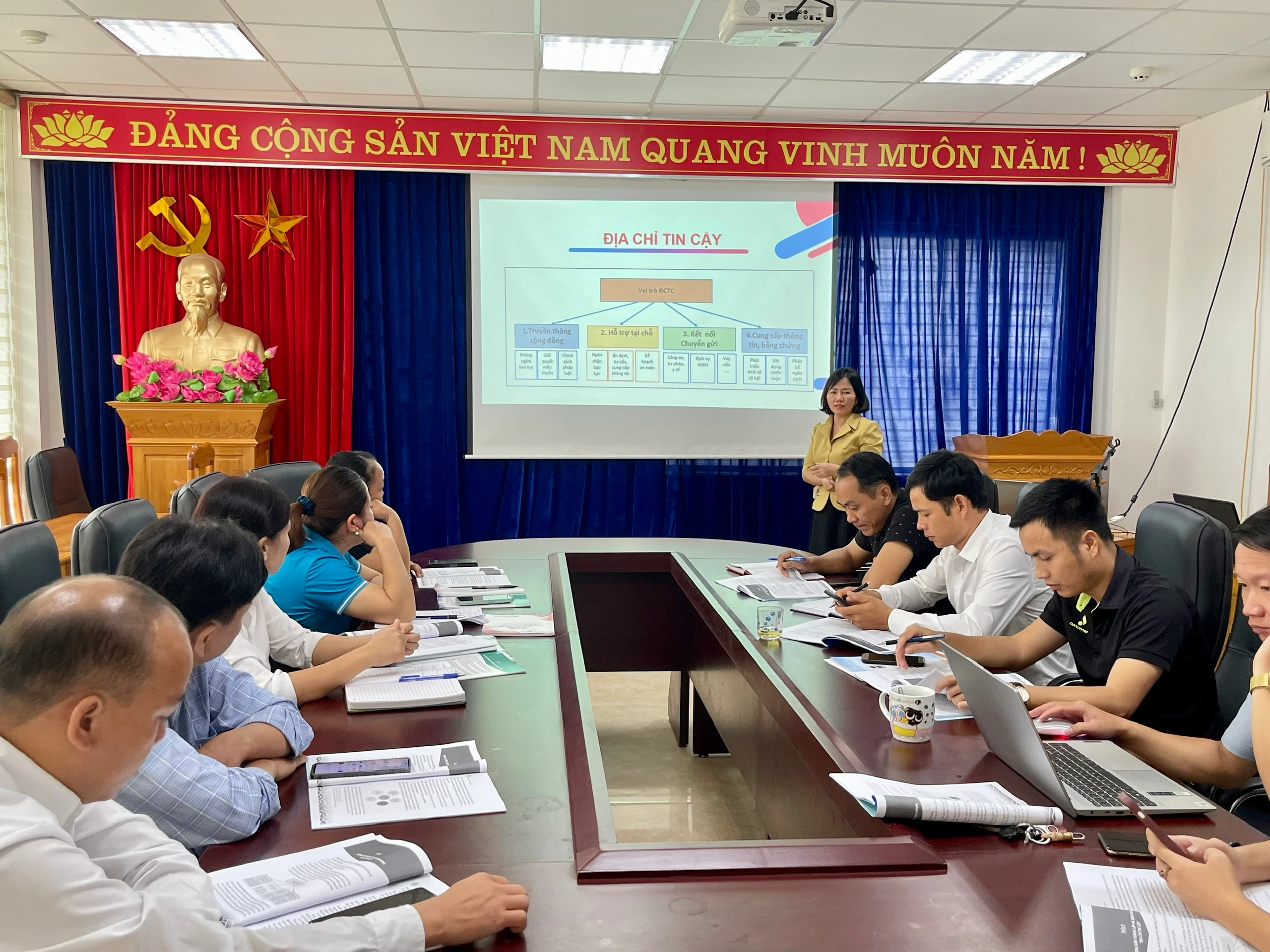 Các hoc viên được đại diện cán bộ Hội LHPN tỉnh Lào Cai truyền đạt các kiến thức liên quan.jpg