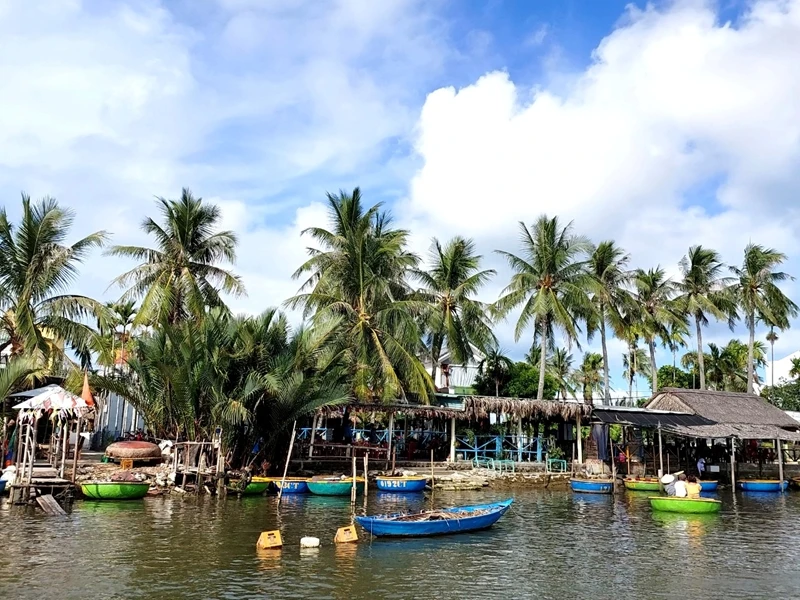 Những cây dừa thân cao vút tạo nên một bức tranh làng quê với khung cảnh yên bình, thơ mộng.