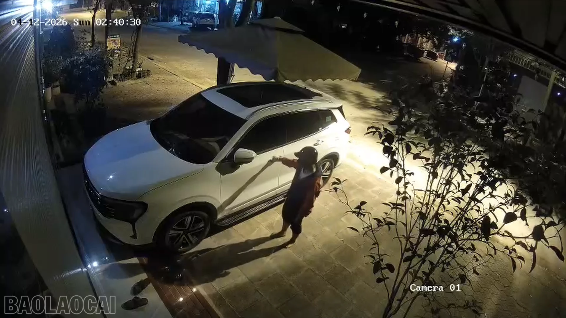 baolaocai-bl_anh-1-cat-tu-camera-01-doi-tuong-co-hanh-vi-bat-thuong-khi-lai-gan-xe-o-to.png