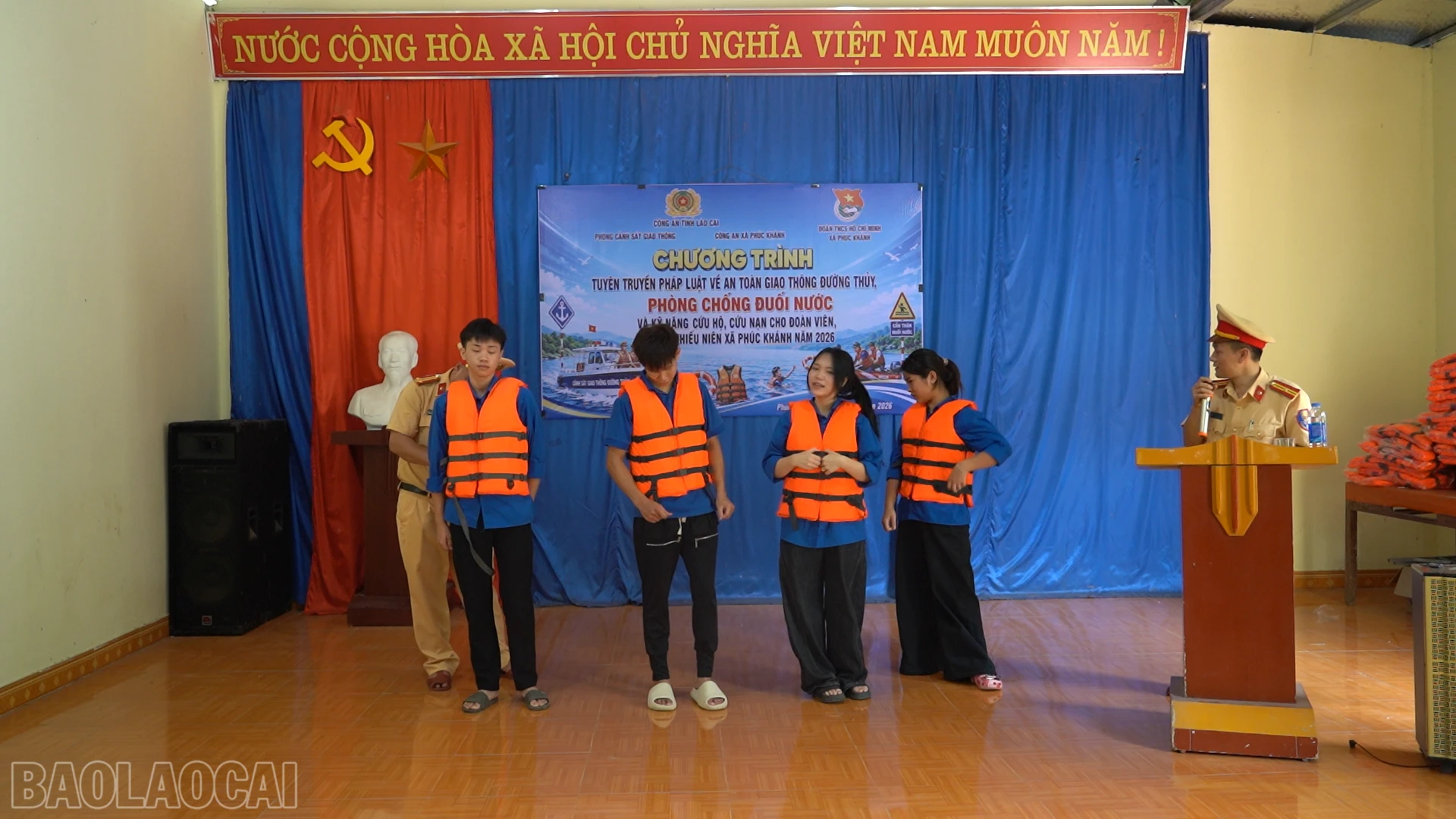 baolaocai-bl_anh-14-huong-dan-mac-ao-phao-dung-cach.png
