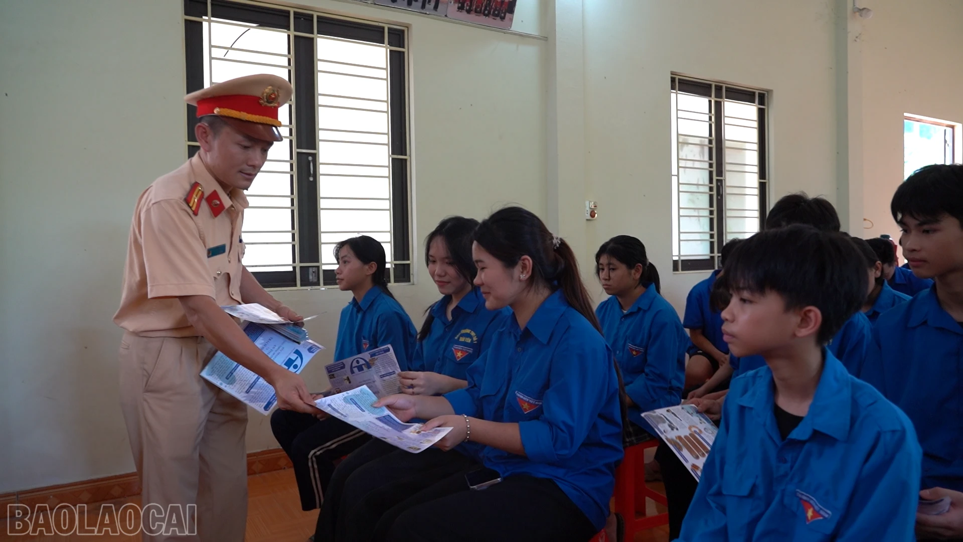 baolaocai-bl_anh-10-tuyen-truyen-pl-ve-atgt-duong-thuy-tai-xa-phuc-khanh.png