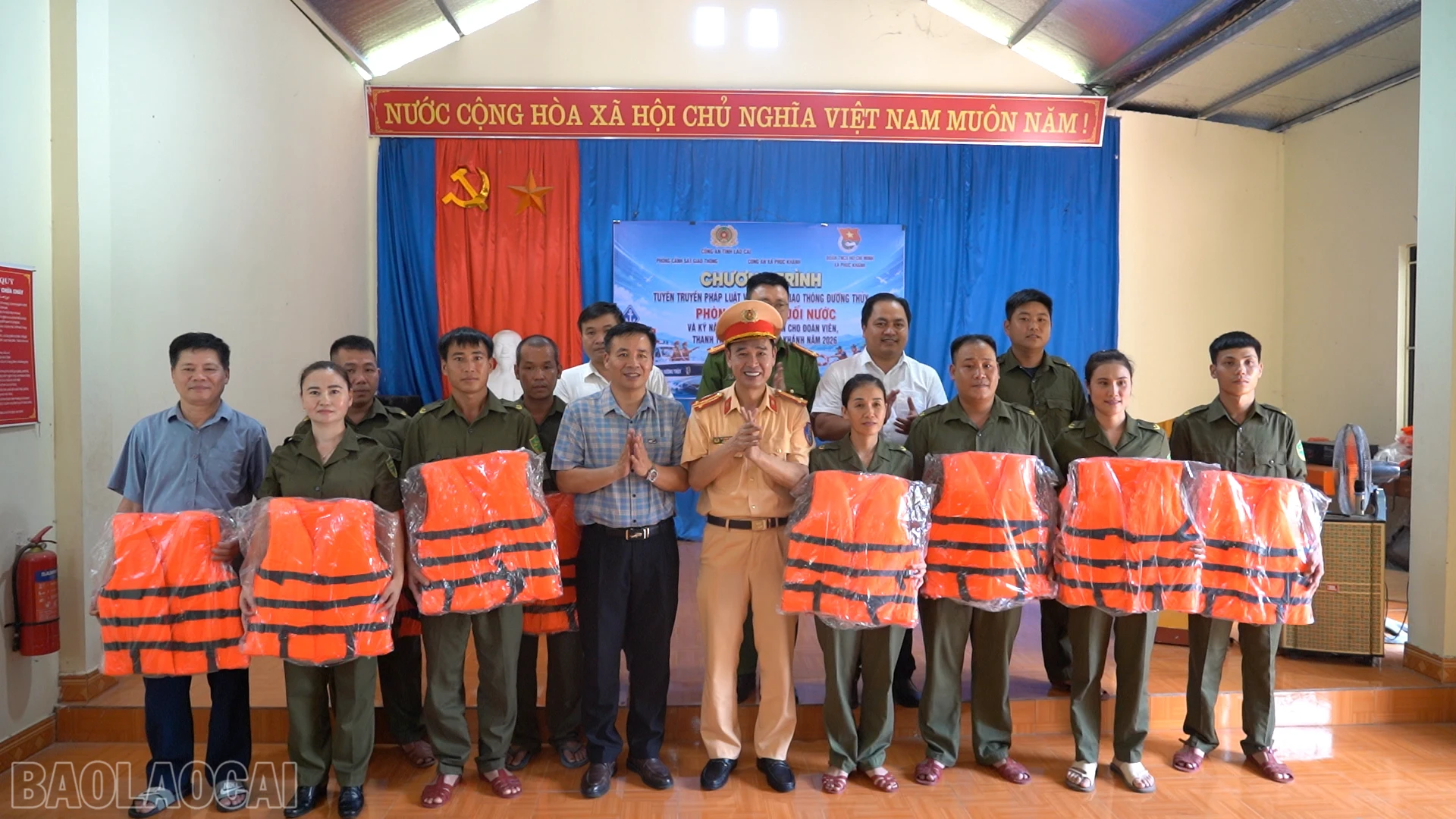 baolaocai-bl_anh-16-tra-tang-ao-phao-cho-luc-luong-an-ninh-co-so-phuc-khanh.png