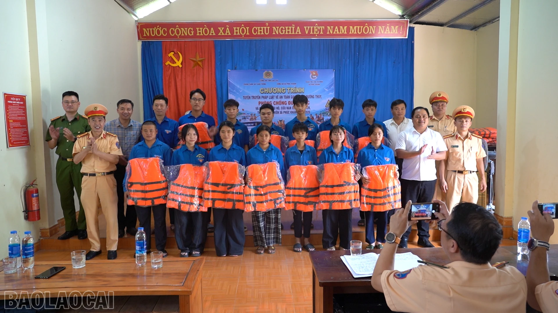 baolaocai-bl_anh-15-tra-tang-ao-phao-cho-cac-ban-doan-vien-thanh-nien-xa-phuc-khanh.png