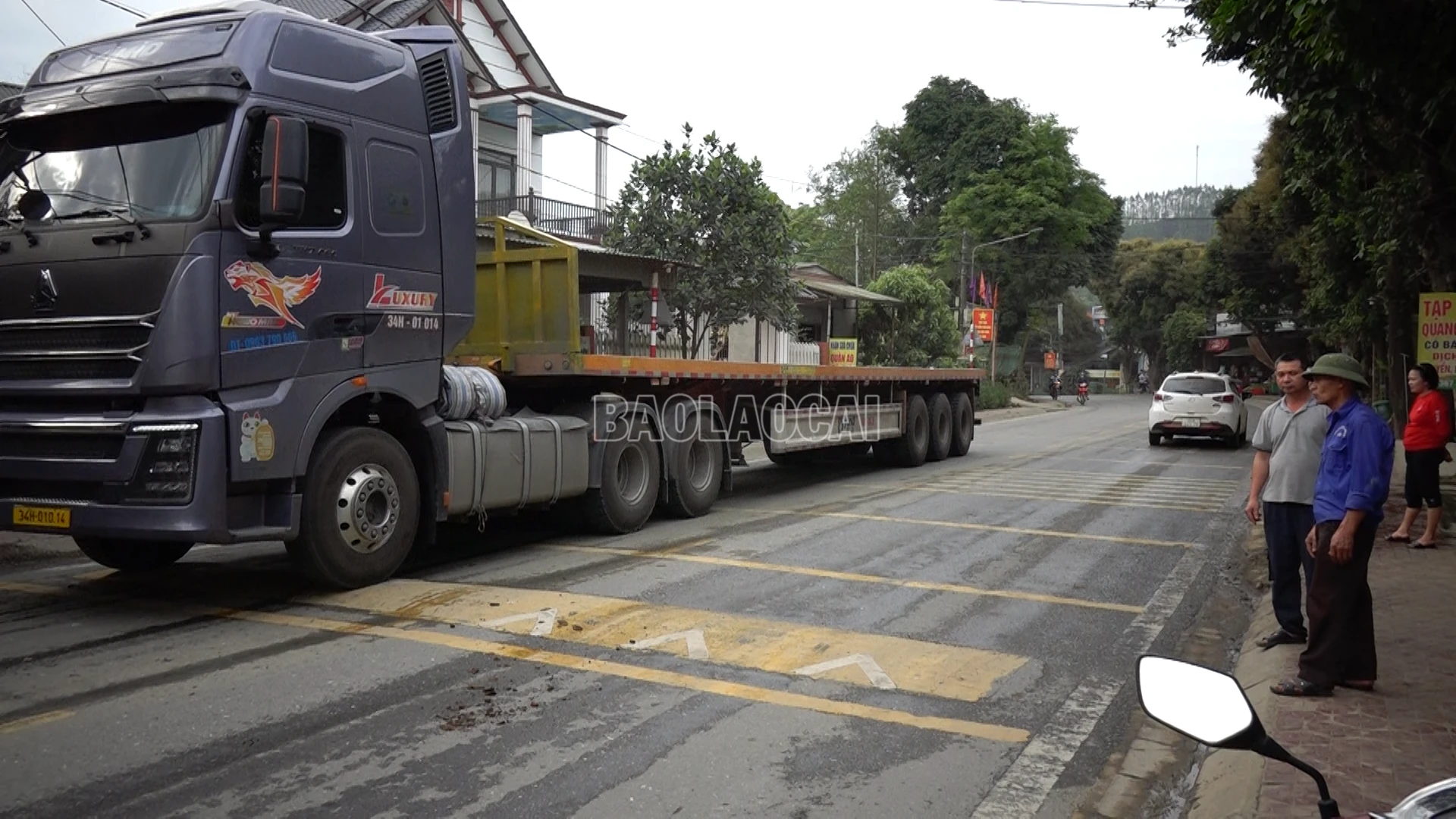 baolaocai-c_anh-20-xe-tai-trong-lon-qua-go-giam-toc.png