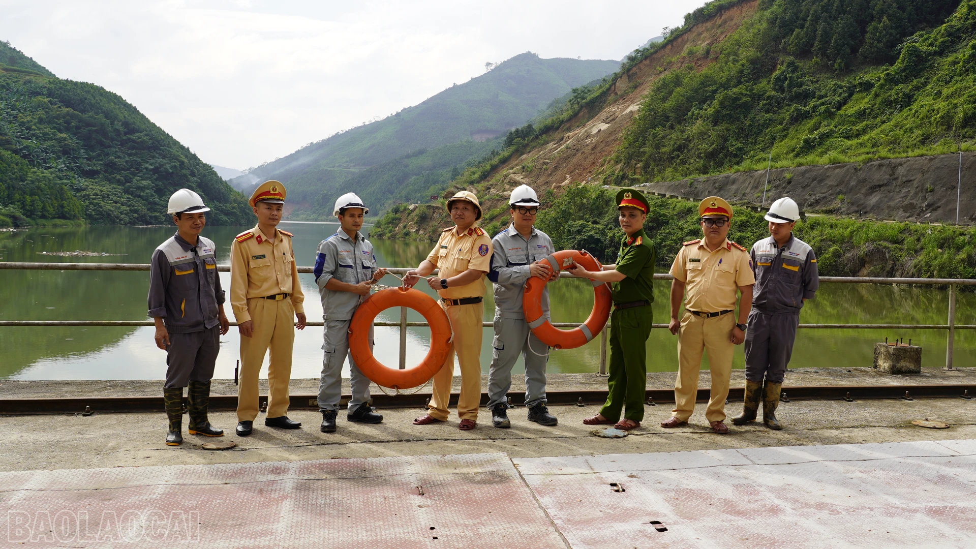 baolaocai-bl_tra-tang-phao-noi-cho-cong-nhan-nha-may-thuy-dien-nam-nuc.png