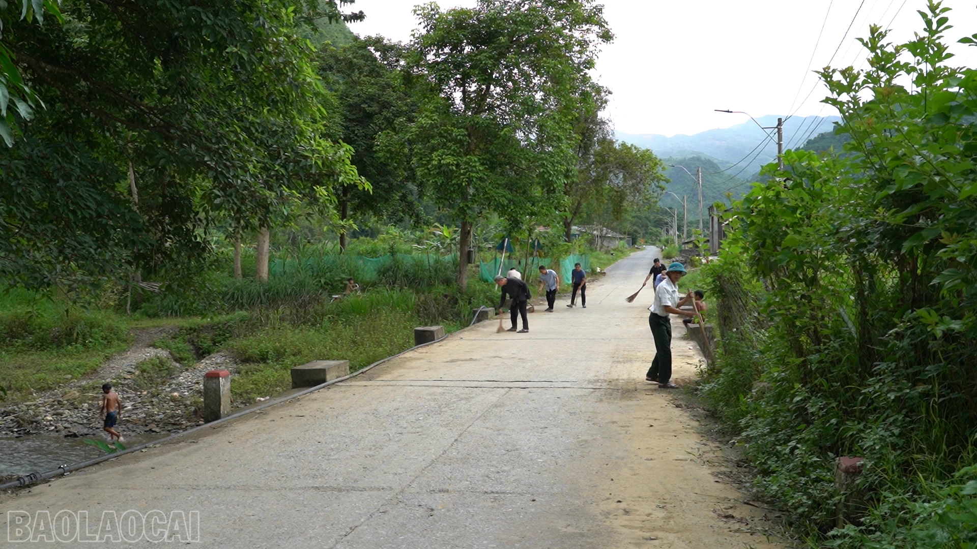 baolaocai-bl_anh-18-cac-thanh-vien-dong-ho-lam-lao-dong-cong-ich-tren-tuyen-giao-thong-vao-thon.png