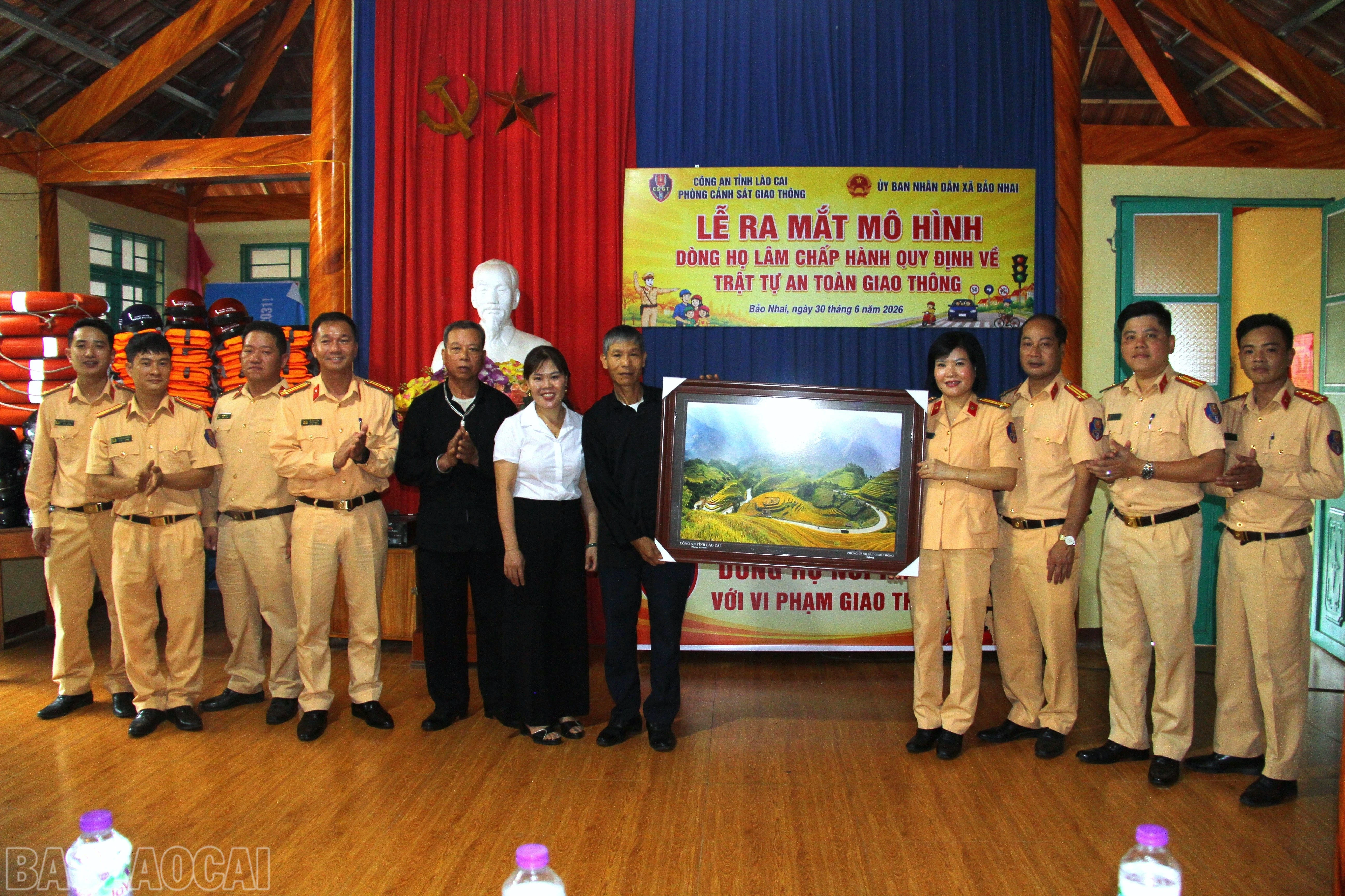 baolaocai-bl_anh-7-phong-canh-sat-giao-thong-tang-qua-luu-niem-cho-mo-hinh-2.jpg