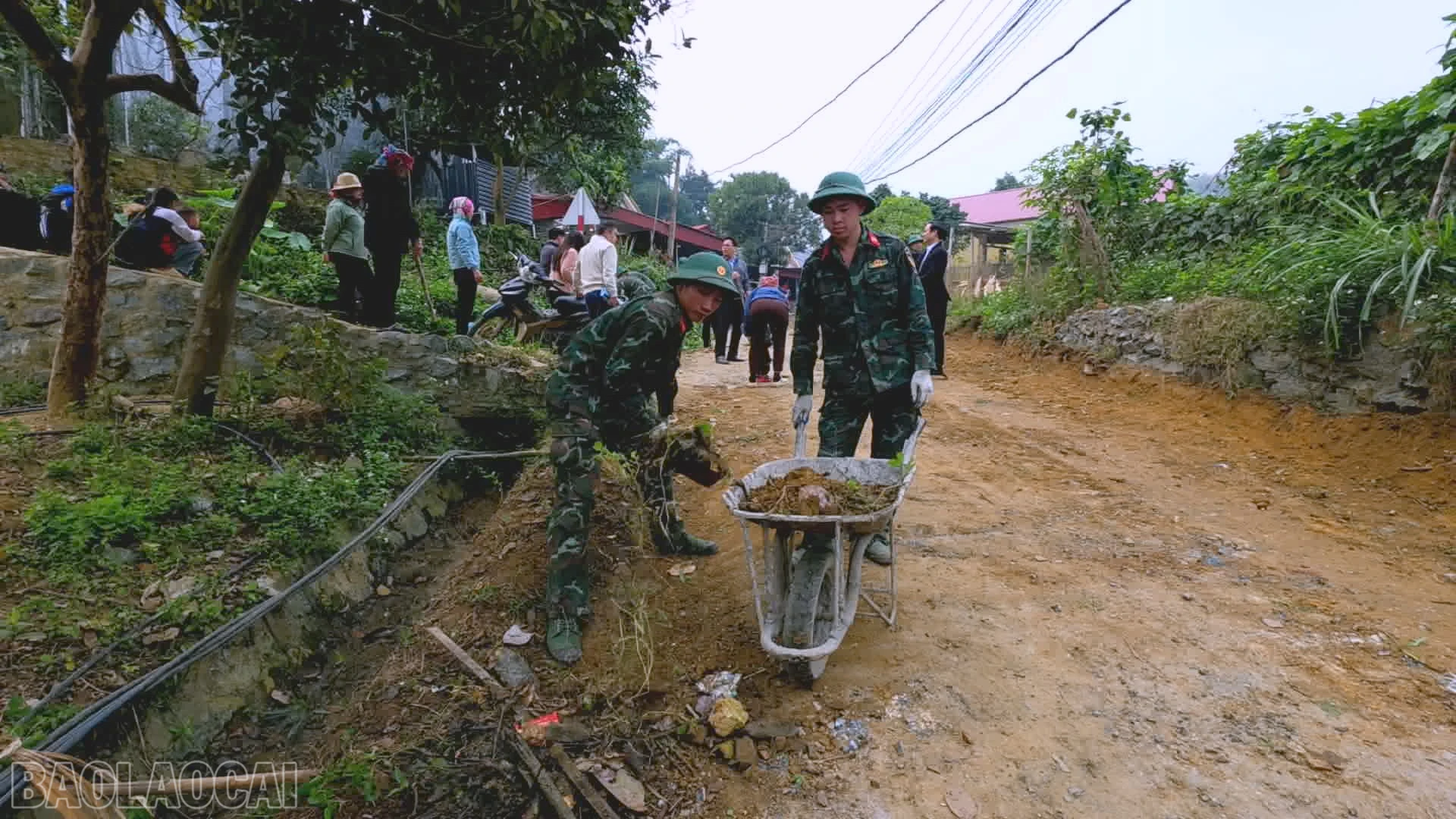 baolaocai-bl_anh-11-can-bo-chien-sy-don-dep-tuyen-duong.png