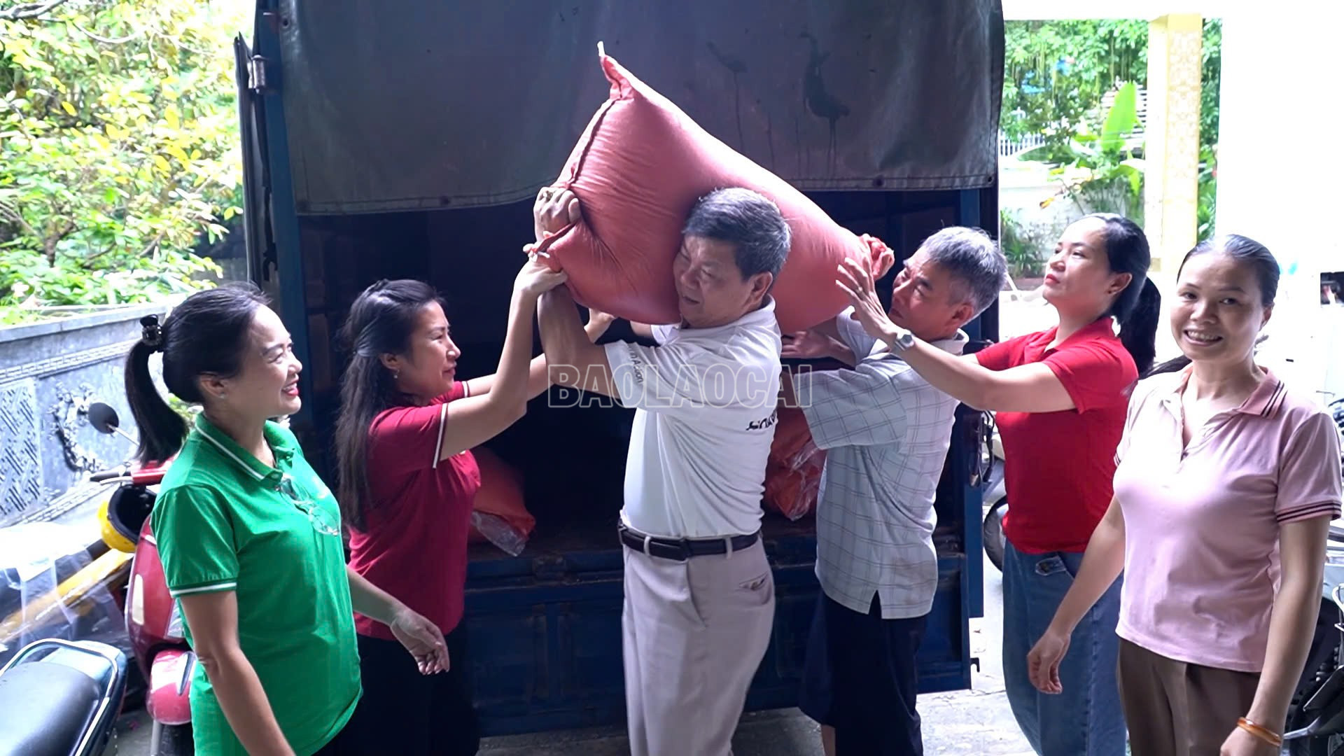 Hỗ trợ bếp ăn tình nguyện tại Nhà hàng Đại Vượng, phường Yên Bái. baolaocai-c_a4.jpg