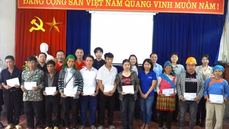 Trao hỗ trợ, bàn giao nhà mới cho hộ dân vùng lũ huyện Bát Xát