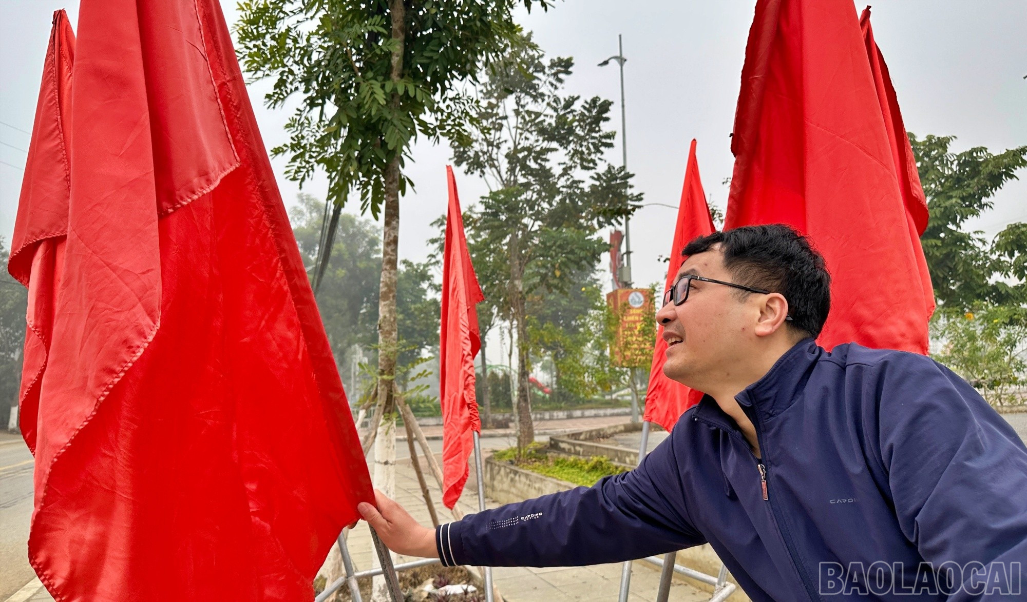 Nhiều tổ cờ đã được các cán bộ, nhân viên Trung tâm Văn hóa, Thể thao và Truyền thông khu vực Bảo Yên lắp đặt tại khu vực tòa hợp khối hành chính xã.