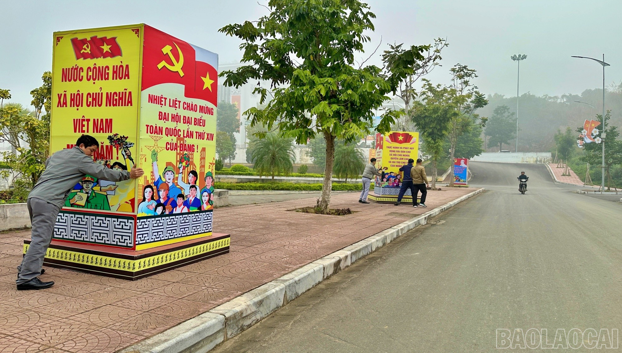 Các hộp trụ tuyên truyền được đặt trước cổng vào khu hợp khối hành chính xã.